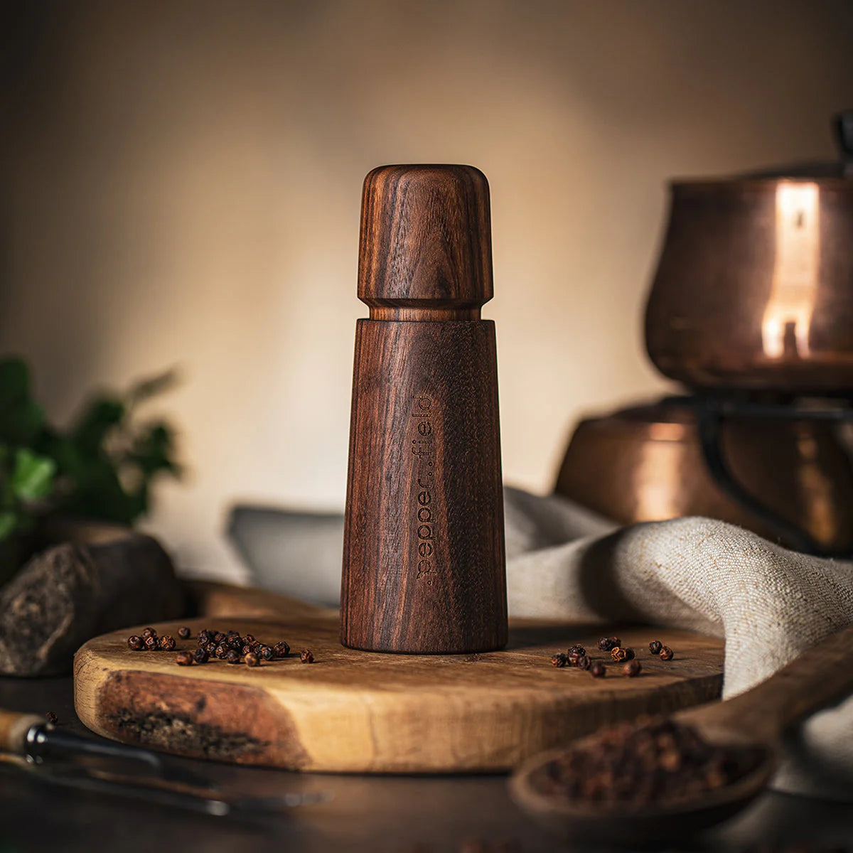 Hnědý skandinávský mlýnek na pepř (17cm) + červený pepř 20g (zdarma)